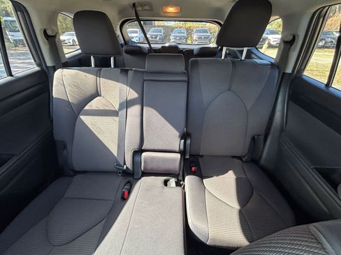 Used 2025 Toyota Highlander LE image 40
