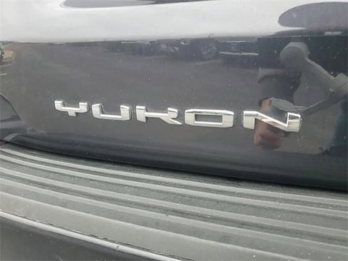 Used 2023 GMC Yukon XL SLT w/ SLT Premium Package image 5