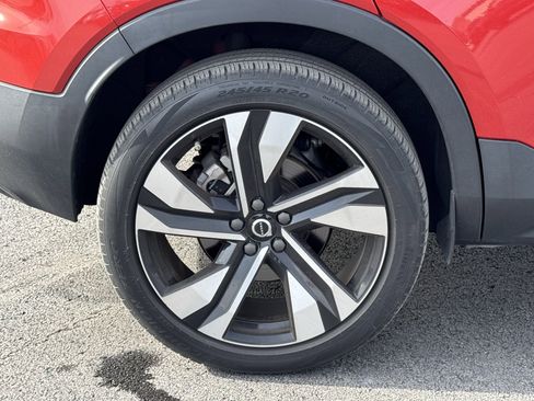 Used 2023 Volvo XC40 B5 Plus image 19