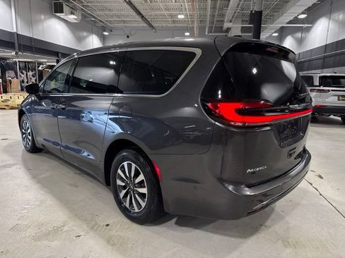 Used 2023 Chrysler Pacifica Touring-L FWD image 21