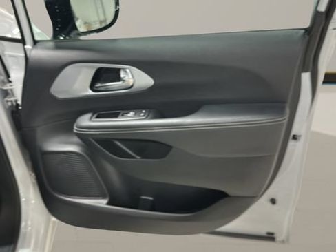 Used 2025 Chrysler Pacifica Limited FWD image 34