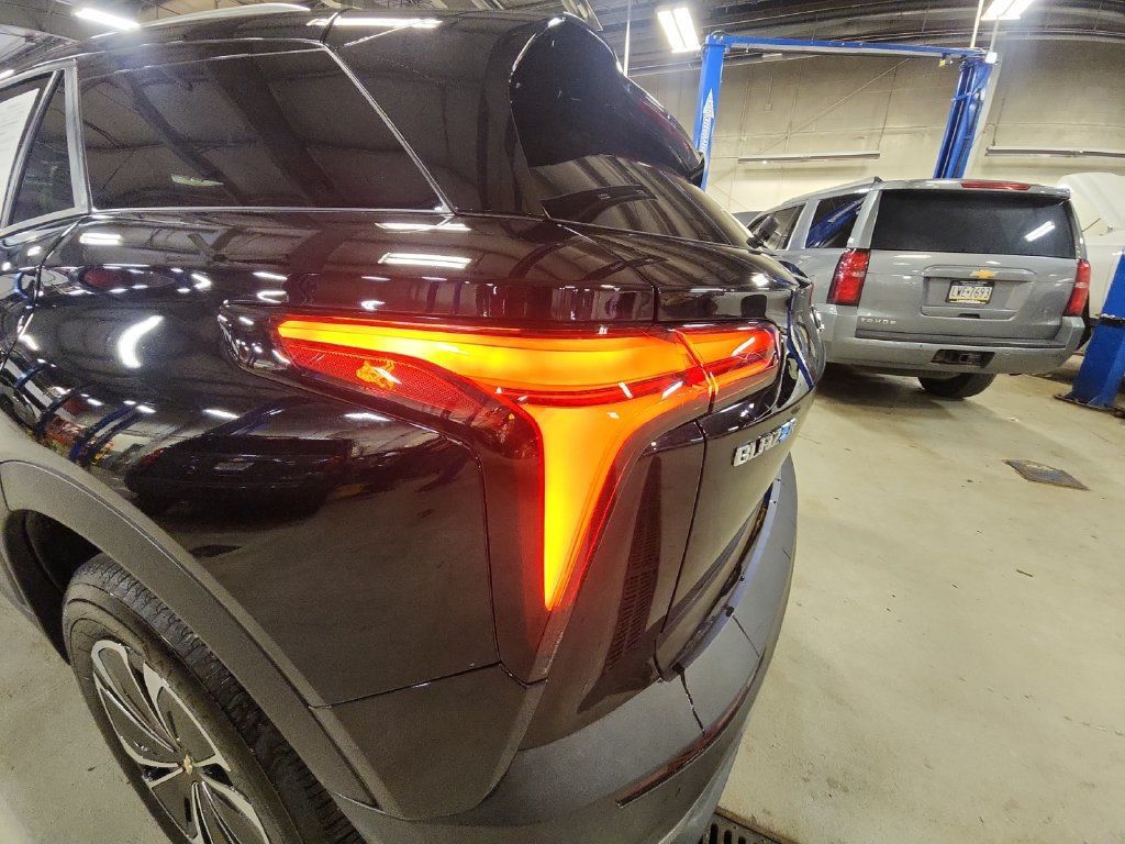 Used 2025 Chevrolet Blazer EV LT AWD/4WD image 32
