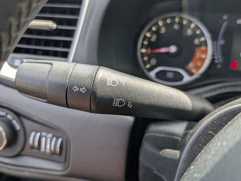 Used 2019 Jeep Renegade Latitude FWD image 32