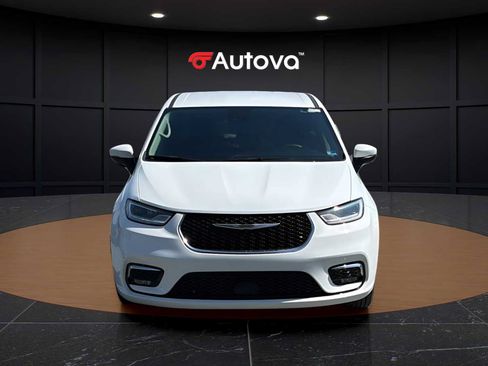Used 2023 Chrysler Pacifica Touring-L FWD image 8