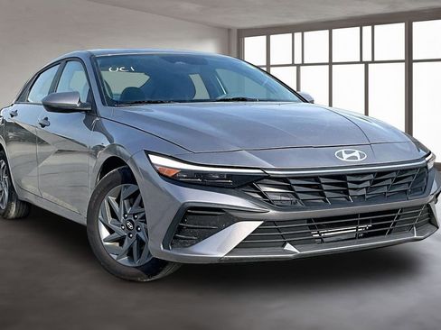 Used 2024 Hyundai Elantra SEL image 3