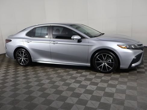 Used 2024 Toyota Camry SE image 16