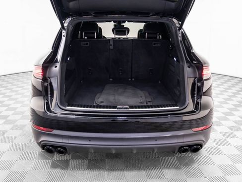 Certified 2023 Porsche Cayenne Platinum Edition image 31