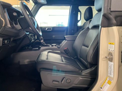 Used 2025 Ford Bronco Badlands image 4