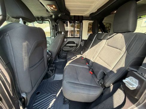 Used 2019 Jeep Wrangler Unlimited Sahara AWD/4WD image 6