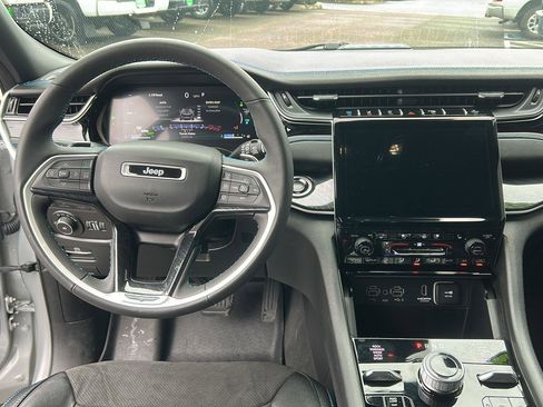 Used 2024 Jeep Grand Cherokee Trailhawk image 12