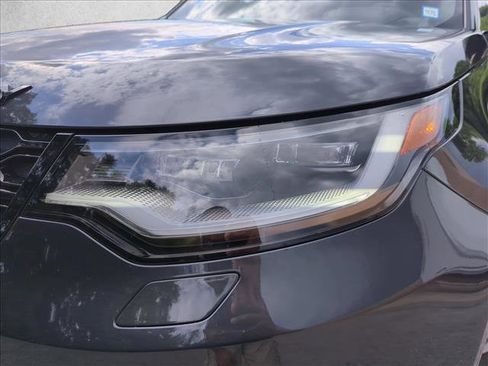 Certified 2024 Land Rover Discovery Dynamic SE image 2