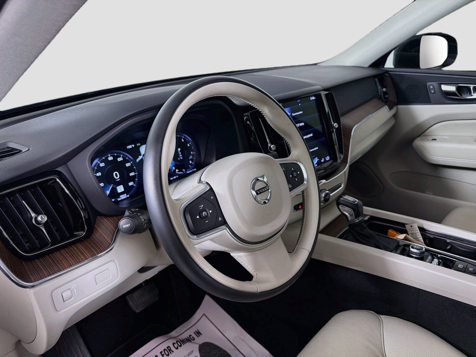 Used 2021 Volvo XC60 T5 Momentum w/ Premium Package FWD image 10