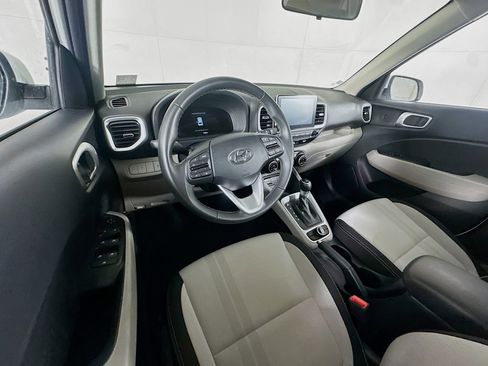 Used 2025 Hyundai Venue SEL image 18