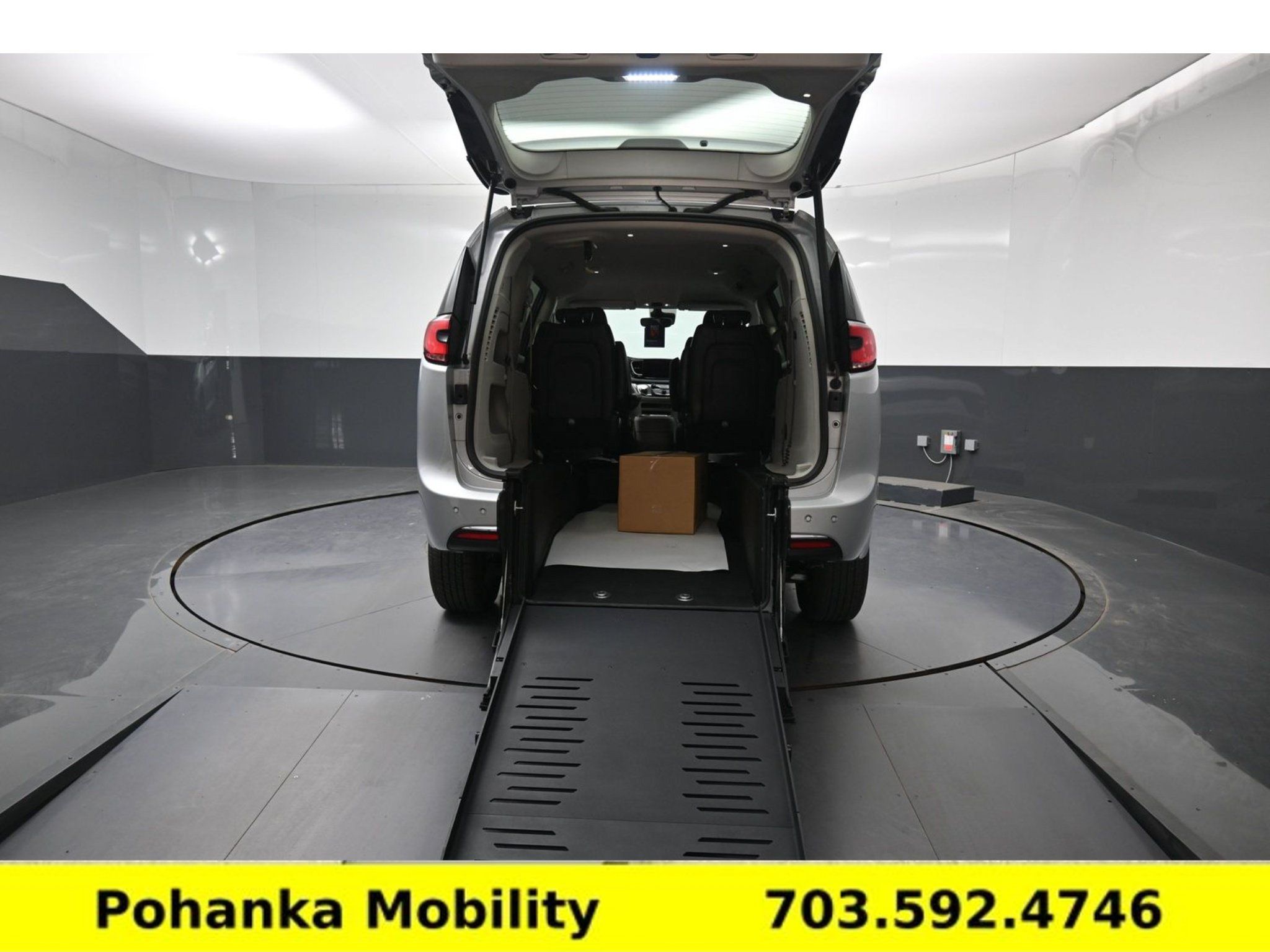Used 2024 Chrysler Pacifica Touring-L FWD image 2