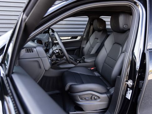 Certified 2026 Porsche Cayenne AWD/4WD image 5