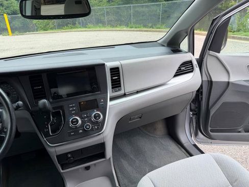 Used 2017 Toyota Sienna LE FWD image 14