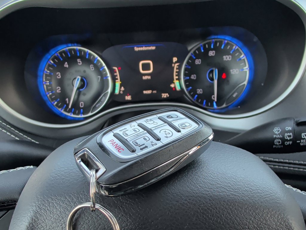 Used 2022 Chrysler Pacifica Touring-L w/ Uconnect Theater Family Group AWD/4WD image 26