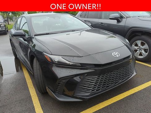 Used 2025 Toyota Camry SE FWD image 3