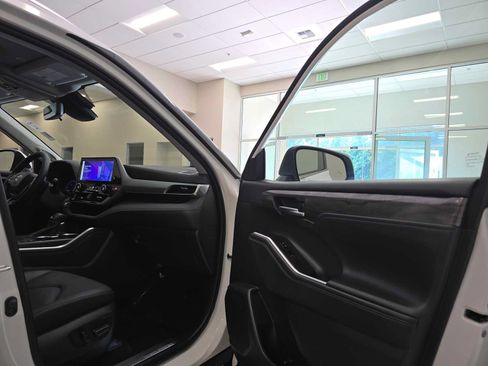 Certified 2025 Toyota Highlander Platinum AWD/4WD image 29