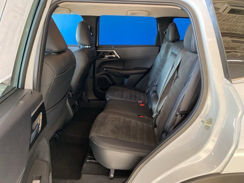 Used 2024 Mitsubishi Outlander SE image 11