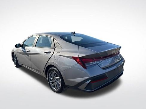 Used 2024 Hyundai Elantra SEL image 3