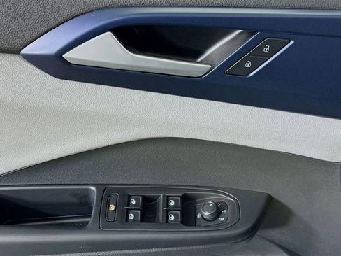 Used 2023 Volkswagen Taos SE w/ Panoramic Sunroof Package image 23