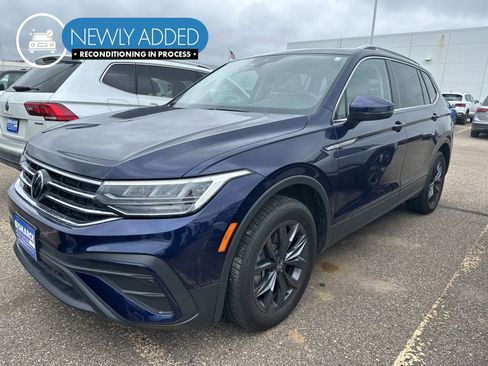 Used 2023 Volkswagen Tiguan SE w/ Panoramic Sunroof Package AWD/4WD image 1