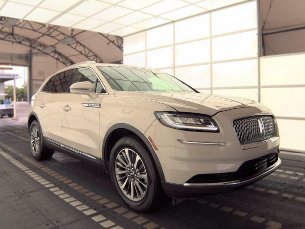 Used 2022 Lincoln Nautilus FWD w/ Premium Package image 4
