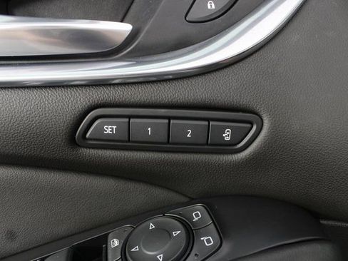 Used 2022 Buick Enclave Avenir w/ Avenir Technology Package image 17