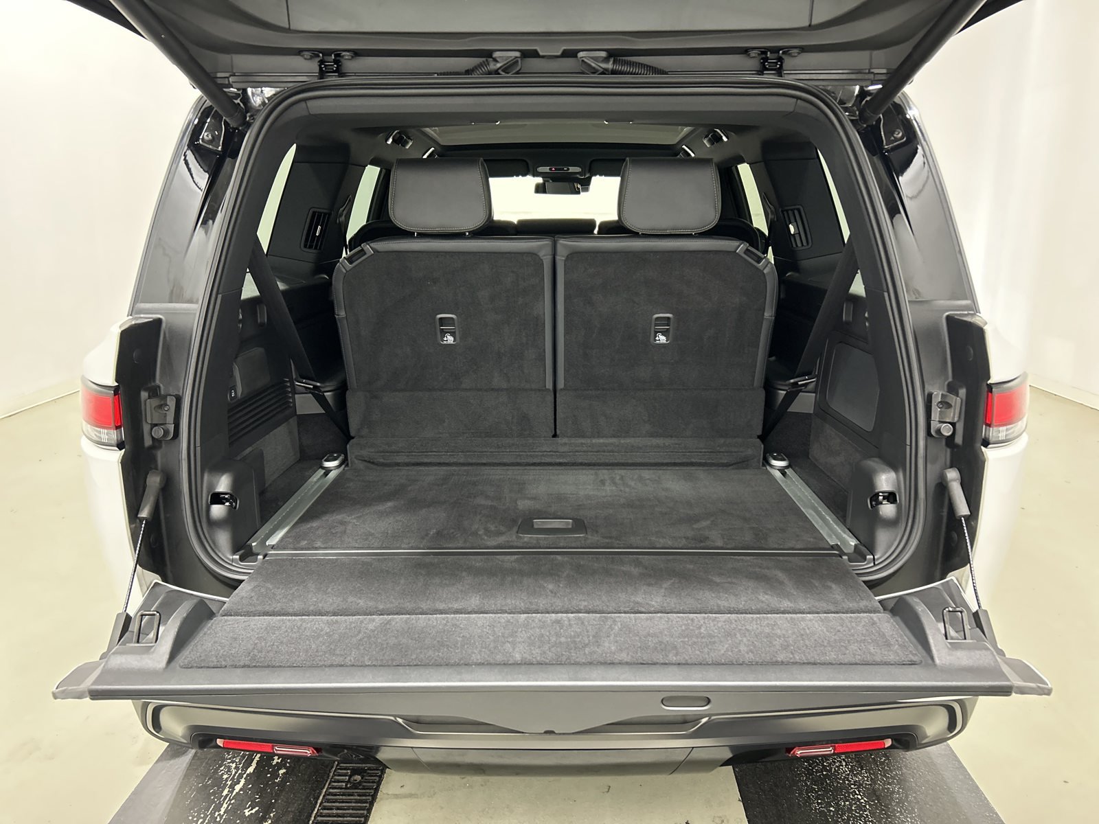 Used 2025 Rivian R1S Adventure Dual AWD/4WD image 15