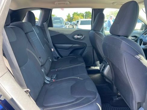 Used 2015 Jeep Cherokee Latitude w/ Comfort/Convenience Group AWD/4WD image 12