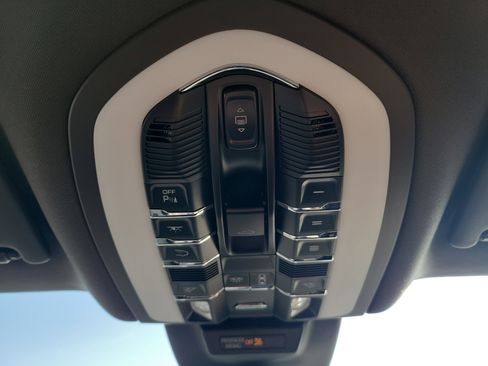 Used 2025 Porsche Macan Turbo image 22