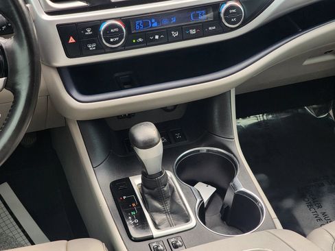 Used 2015 Toyota Highlander XLE AWD/4WD image 14