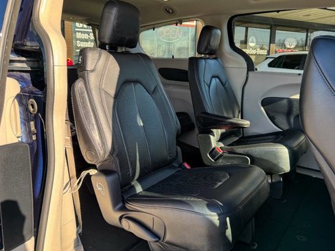 Used 2020 Chrysler Pacifica Touring-L image 12
