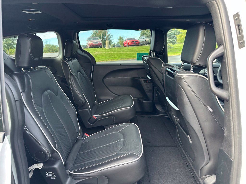 Used 2025 Chrysler Pacifica Limited w/ Uconnect Theater Family Group FWD image 18