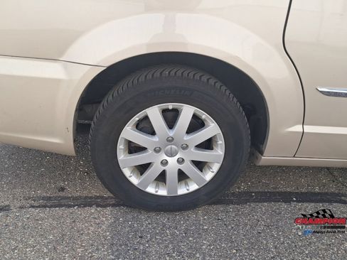 Used 2013 Chrysler Town & Country Touring FWD image 13