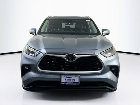 Used 2023 Toyota Highlander XLE image 2