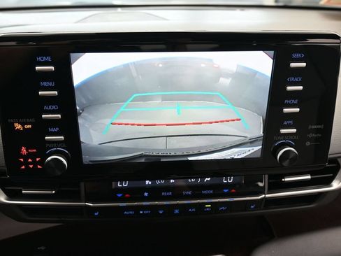 Used 2024 Toyota Sienna XLE FWD image 21