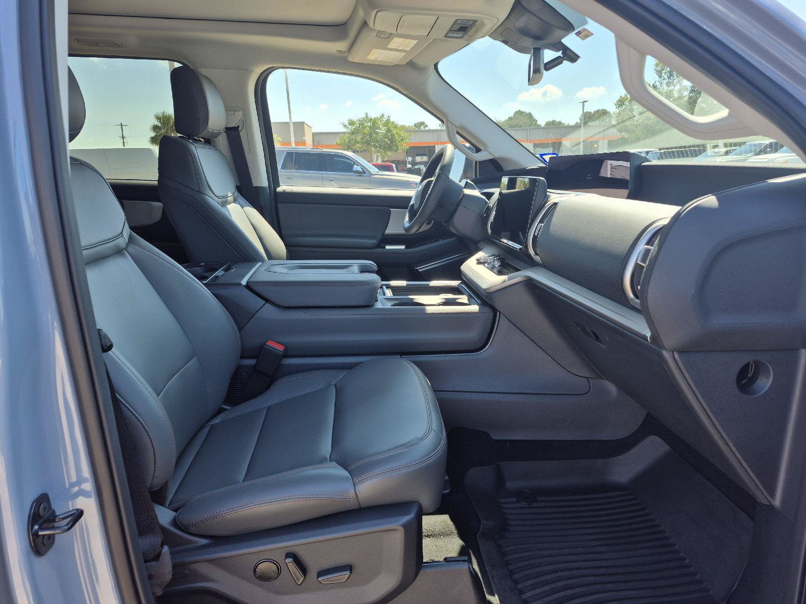Used 2025 Ford Expedition Active RWD image 13