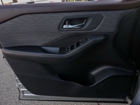 Used 2023 Nissan Rogue SV image 23