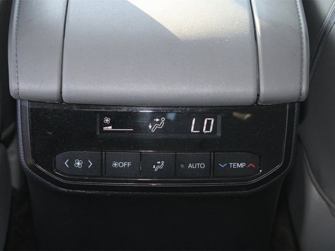 Used 2023 Toyota Highlander XLE image 12