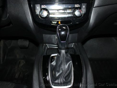 Used 2017 Nissan Rogue SV w/ SV Premium Package image 15