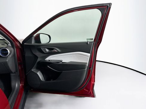 Used 2025 Chevrolet Trax LT image 29