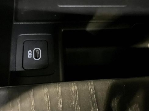 Used 2025 Land Rover Range Rover Velar Dynamic SE image 15