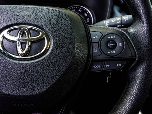 Used 2019 Toyota RAV4 LE FWD image 29