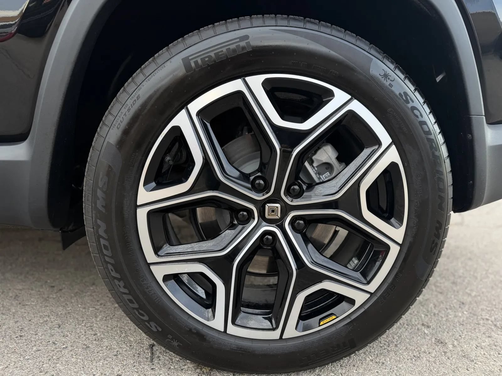 Used 2025 Rivian R1S Adventure Dual AWD/4WD image 49
