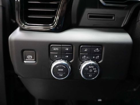 Used 2024 GMC Sierra 2500 AT4 image 25