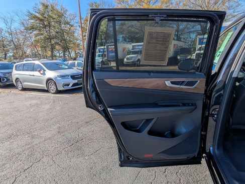 Used 2025 Volkswagen Atlas SE image 24