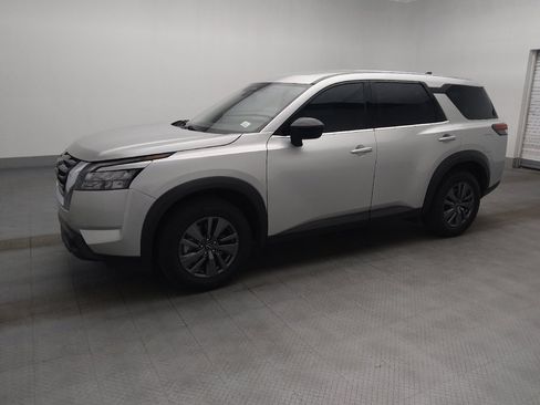 Used 2024 Nissan Pathfinder S FWD image 2