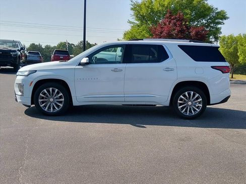 Used 2023 Chevrolet Traverse Premier FWD image 6